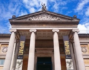 Sarah Casey / CC BY-SA (https://creativecommons.org/licenses/by-sa/4.0); https://commons.wikimedia.org/wiki/File:Ashmolean_Museum_Entrance_May_2017.png