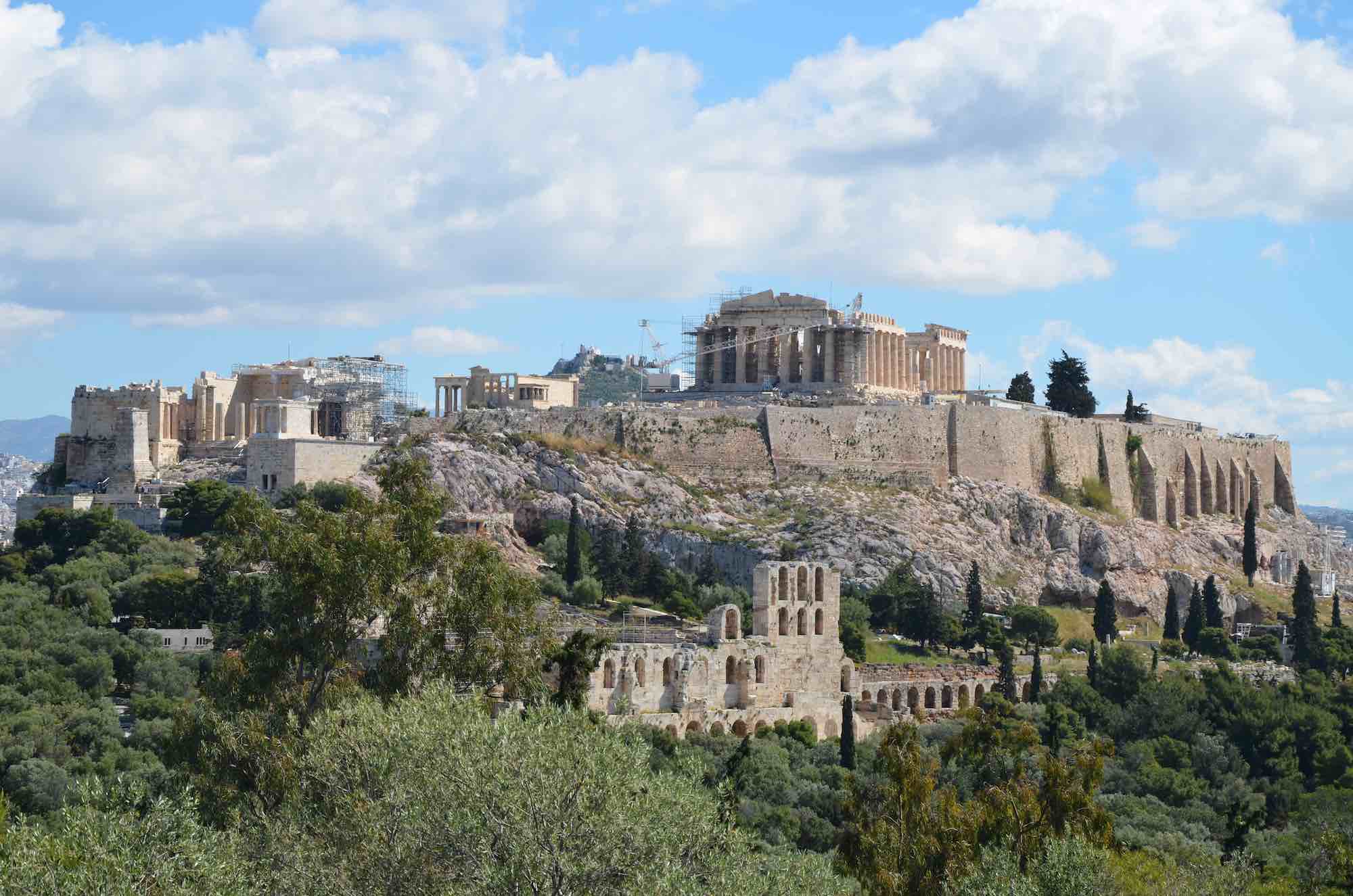 Carole Raddato from FRANKFURT, Germany / CC BY-SA (https://creativecommons.org/licenses/by-sa/2.0); https://commons.wikimedia.org/wiki/File:The_Acropolis_of_Athens_viewed_from_the_Hill_of_the_Muses_(14220794964).jpg