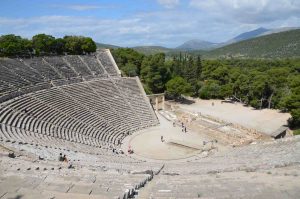 Carole Raddato from FRANKFURT, Germany / CC BY-SA (https://creativecommons.org/licenses/by-sa/2.0); https://commons.wikimedia.org/wiki/File:The_great_theater_of_Epidaurus,_designed_by_Polykleitos_the_Younger_in_the_4th_century_BC,_Sanctuary_of_Asklepeios_at_Epidaurus,_Greece_(14015010416).jpg